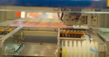 Karmaşık bir teknik ürünü birleştirmek için teknolojik süreç. Yakın plan.