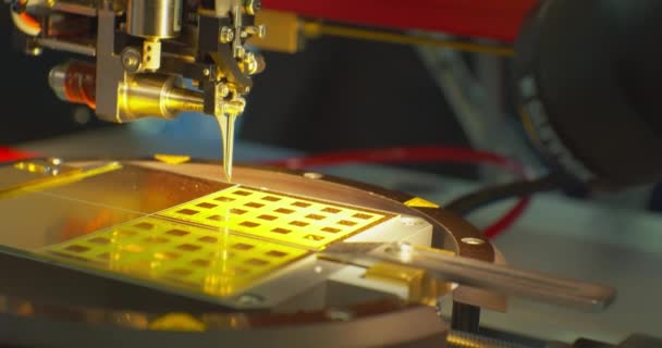 Un robot CNC industriale lavora con un microchip per schede informatiche.Close-up. — Video Stock