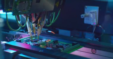 Endüstriyel bir robottan kompleks bir elektronik panonun montajı.