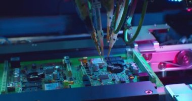 Özel bir robotik cnc makinesiyle elektronik bir pano oluşturma süreci.