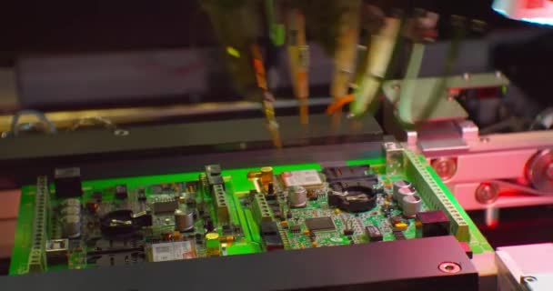 Robot przemysłowy do produkcji elektroniki tworzy skomplikowaną płytkę drukowaną — Wideo stockowe