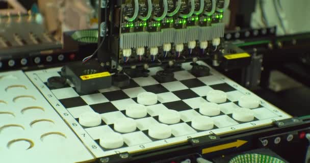 現代の科学技術人工知能によって制御されるロボットマニピュレータはゲームボード上のチェッカーをきれいに動かします — ストック動画