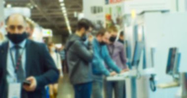 İş toplantısı ya da müzakere yapan tanınmamış insanlar. Bulanık odaklı görüntü. İş teması arkaplanı