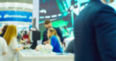 Geçmişi bulanıktı. Büyük, parlak bir salondaki bir iş toplantısında tanınmayan insanlar.