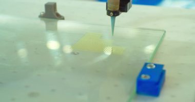 Modern yüksek teknoloji endüstriyel teçhizat. Dispanser robotu küçük bir mikro devre tahtasıyla çalışıyor. Yakın çekim.