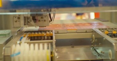 Modern yüksek teknoloji endüstriyel donanım. Endüstriyel bir CNC robotu bir bilgisayar kartı mikroçipiyle çalışıyor. Yakın plan.