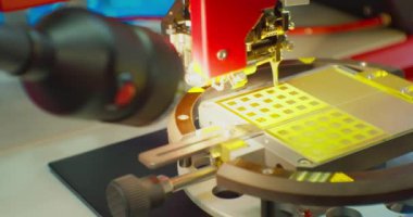 Modern yüksek teknoloji endüstriyel ekipmanlar. Endüstriyel bir robot elektronik bir mikro devreyi işliyor. Teknolojik sürecin yakın çekim görüntüsü