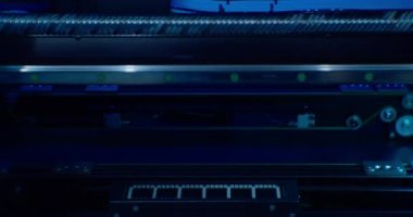 Modern yüksek teknoloji endüstriyel donanım. Endüstriyel bir CNC robotu bir bilgisayar kartı mikroçipiyle çalışıyor. Yakın plan.