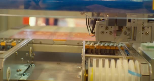 Högteknologisk produktion.En modern industrirobot för elektroniktillverkning gör ett komplext kretskort. — Stockvideo