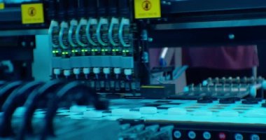 Modern bilim ve teknoloji. Yapay zeka tarafından kontrol edilen robot manipülatörü oyun tahtasındaki dama tahtalarını düzgün bir şekilde hareket ettiriyor. Yakın plan.