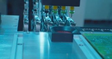 Elektronik üretimi için endüstriyel robot kompleks baskılı devre kartı yapıyor