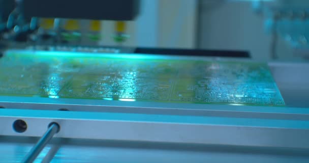 Proces van het monteren van een elektronisch bord met een speciale robotcnc machine. — Stockvideo