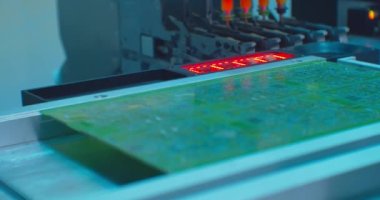 Elektronik üretimi için endüstriyel robot kompleks baskılı devre kartı yapıyor