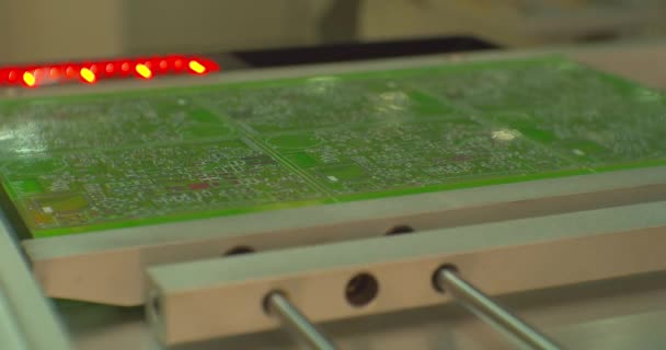 Process för att montera en elektronisk tavla med en speciell robotmaskin. — Stockvideo