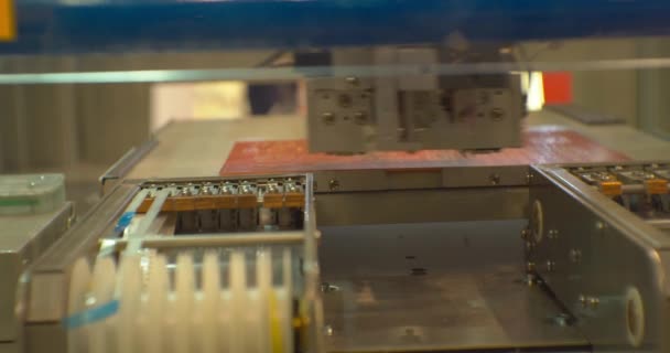 Moderne elektronische Fertigungsanlagen machen eine komplexe Leiterplatte — Stockvideo