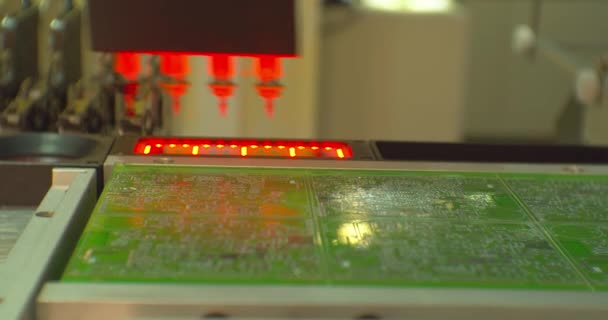 Proceso de montaje de una placa electrónica con una máquina cnc robótica especial. — Vídeo de stock