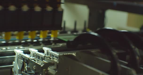 Proces montażu płyty elektronicznej ze specjalnym robotem cnc. — Wideo stockowe