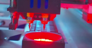 Endüstriyel bir robottan karmaşık bir elektronik panonun montajı. Yakın plan.