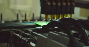 Endüstriyel bir robottan karmaşık bir elektronik panonun montajı. Yakın plan.