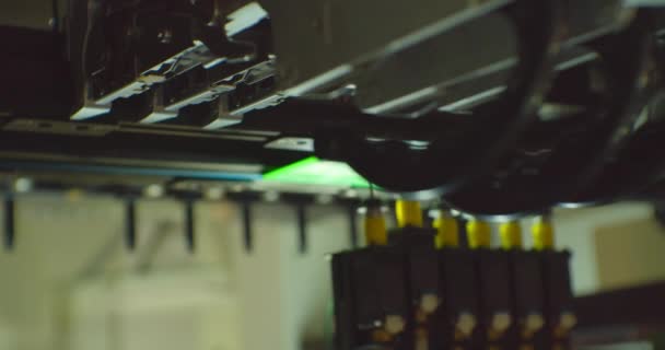 Moderne industrielle Ausrüstung. Industrieroboter montiert eine elektronische Platine — Stockvideo