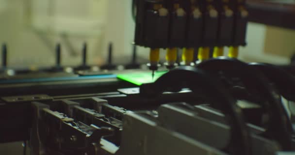 Montage einer komplexen elektronischen Platine durch einen Industrieroboter. Großaufnahme — Stockvideo