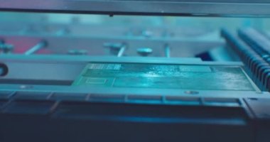 Modern elektronik imalat ekipmanları kompleks baskılı devre kartı yapıyor