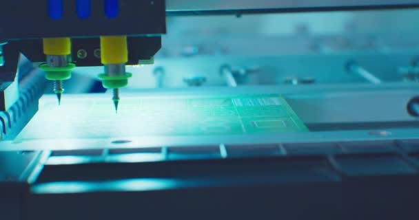 Industriële robot voor elektronicaproductie maakt een complexe printplaat — Stockvideo