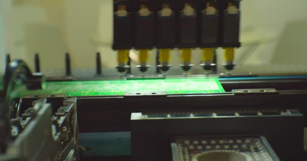 Prozess der Bestückung einer elektronischen Platine mit einer speziellen CNC-Robotermaschine. — Stockvideo