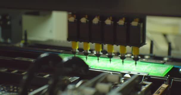 Βιομηχανικό ρομπότ για την κατασκευή ηλεκτρονικών κάνει μια σύνθετη πλακέτα τυπωμένου κυκλώματος — Αρχείο Βίντεο