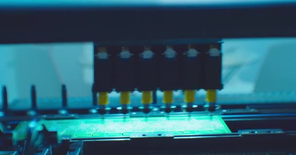 現代の電子機器製造装置は複雑なプリント回路基板を作る — ストック動画