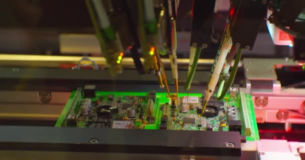 Montage einer komplexen elektronischen Platine durch einen Industrieroboter. — Stockvideo