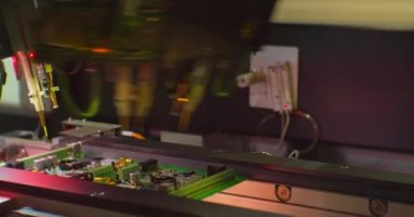 Endüstriyel bir robottan kompleks bir elektronik panonun montajı.