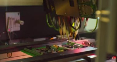 Endüstriyel bir robottan kompleks bir elektronik panonun montajı.