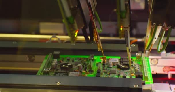 电子制造业的工业机器人制造一个复杂的印刷电路板 — 图库视频影像
