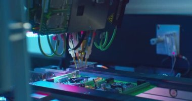 Elektronik üretimi için endüstriyel robot kompleks baskılı devre kartı yapıyor