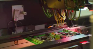 Modern endüstriyel ekipman. Endüstriyel robot elektronik bir levha monte ediyor.