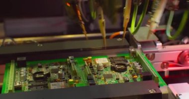 Endüstriyel bir robottan kompleks bir elektronik panonun montajı.