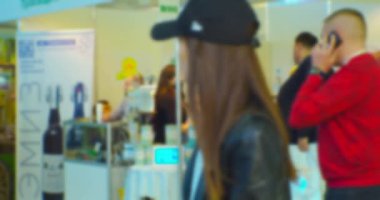 Büyük, parlak bir alışveriş merkezinde tanınmayan insanların bulanık siluetleri. Soyut iş geçmişi