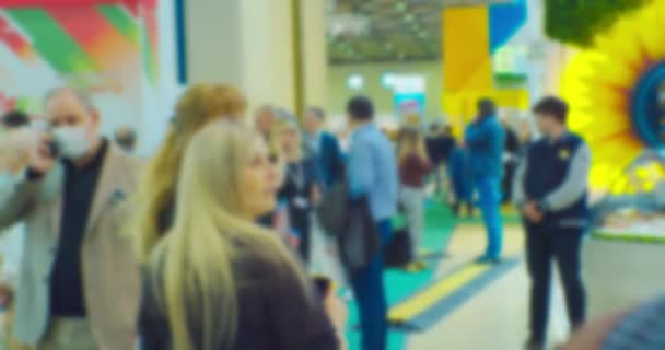 Silhouette sfocate di persone irriconoscibili in un grande centro commerciale luminoso. Contesto astratto delle imprese — Video Stock