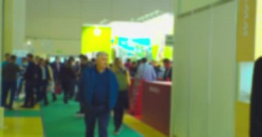 İş ve finans. Geçmişi. Modern iş merkezinin lobisinde tanınmayan insanlar. bulanık odaklı görüntü