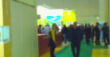 İş ve finans. Geçmişi. Modern iş merkezinin lobisinde tanınmayan insanlar. bulanık odaklı görüntü