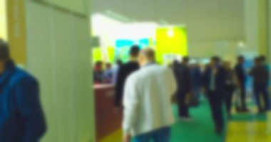 İş ve finans geçmişi. İş merkezinin lobisinde tanınmayan insanlar. bulanık odaklı görüntü