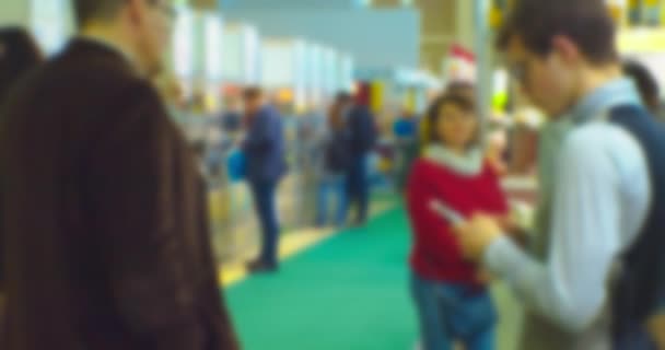 Silhouette sfocate di persone irriconoscibili in un grande centro commerciale luminoso. Contesto astratto delle imprese — Video Stock