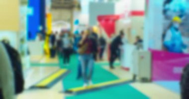 İş ve finans geçmişi. İş merkezinin lobisinde tanınmayan insanlar. bulanık odaklı görüntü