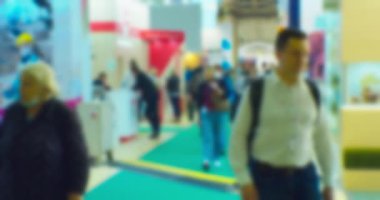 İş geçmişi. Modern bir iş merkezinde tanınmayan insanlar. Bulanık video.