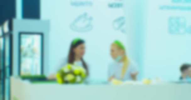 Fondo borroso en un negocio theme.blurred siluetas de hombres de negocios.dos mujeres se comunican detrás de un mostrador en una reunión de negocios — Vídeos de Stock