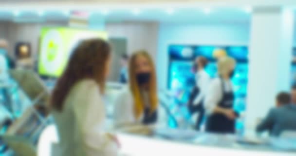 Unrecognizable people who are holding a business meeting or negotiation. Blurry defocused video. Business theme background — Stock Video