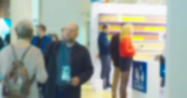 Soyut iş geçmişi. Geniş ve soyut bir iş geçmişinde tanınmayan insanların bulanık siluetleri..