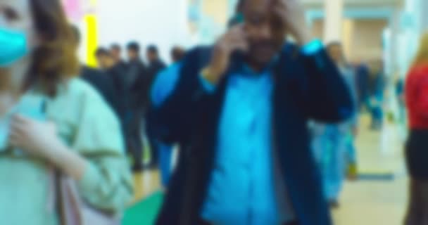 Molte persone all'interno di un grande business center.blurred sfondo su un tema di business — Video Stock
