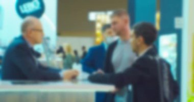 İş adamlarının toplantı tezgahı arkasında geniş bir koridor .bulanık görüntü dağılmış video. İş geçmişi